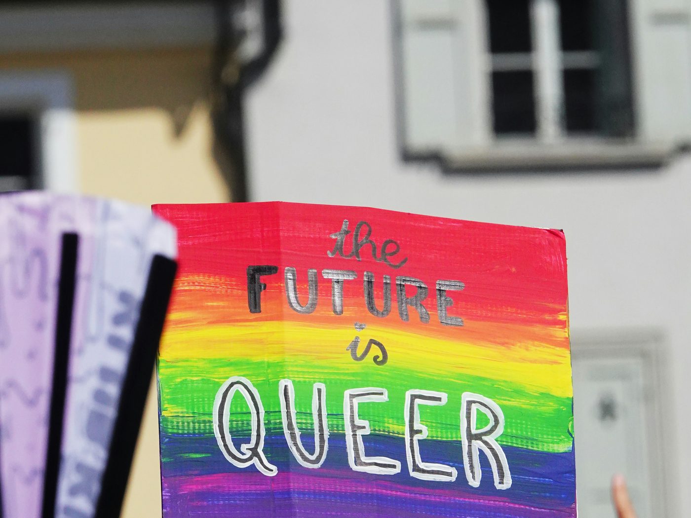 «The future is queer»-plakat i paraden