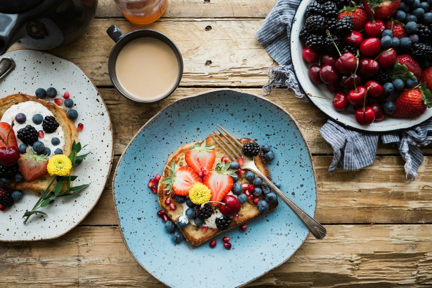 Frokost med bær og kaffe